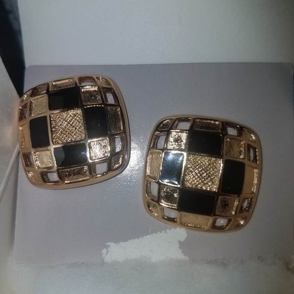 Two pair if vintage Avon earrings new in box - Picture 1 of 2